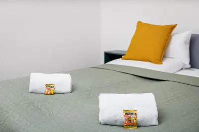 Ein Bett oder Betten in einem Zimmer der Unterkunft Ruhig Hell Wohnen im Grünen in Köpenick füßläufig zum Wasser 25min bis Flughafen