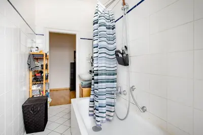 Ein Badezimmer in der Unterkunft Zwei Charmante Privatzimmer mit Wohnbereich in zentraler Berliner Wohnung
