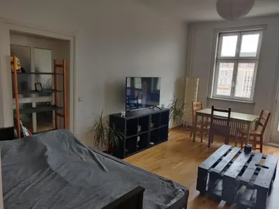 TV/Unterhaltungsangebot in der Unterkunft Zwei Charmante Privatzimmer mit Wohnbereich in zentraler Berliner Wohnung