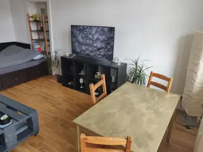 TV/Unterhaltungsangebot in der Unterkunft Zwei Charmante Privatzimmer mit Wohnbereich in zentraler Berliner Wohnung