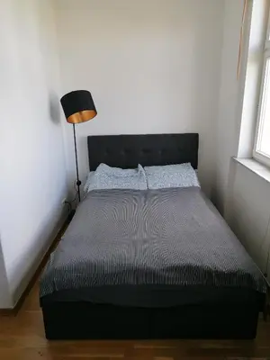 Ein Bett oder Betten in einem Zimmer der Unterkunft Zwei Charmante Privatzimmer mit Wohnbereich in zentraler Berliner Wohnung