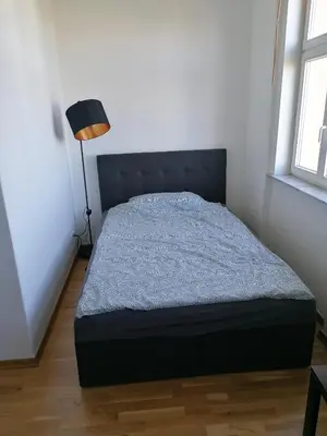 Ein Bett oder Betten in einem Zimmer der Unterkunft Zwei Charmante Privatzimmer mit Wohnbereich in zentraler Berliner Wohnung