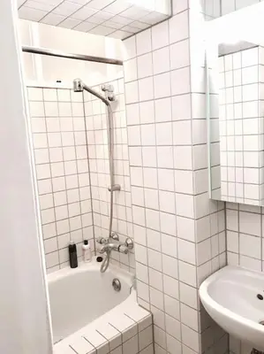 Ein Badezimmer in der Unterkunft Ground Floor in Villa in Charlottenburg Garden View