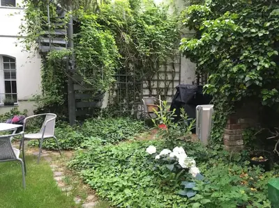 Ein Garten an der Unterkunft Ground Floor in Villa in Charlottenburg Garden View