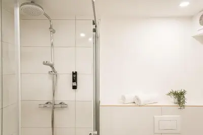 Ein Badezimmer in der Unterkunft Stylish Loft close to Boxhagener Platz