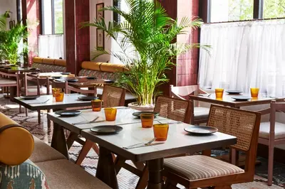 Ein Restaurant oder anderes Speiselokal in der Unterkunft The Hoxton, Berlin