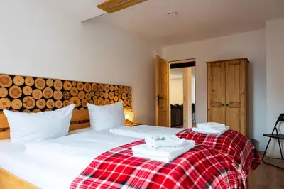 Ein Bett oder Betten in einem Zimmer der Unterkunft ROSEWOOD by Comfort Housing - 2 bedroom apartment