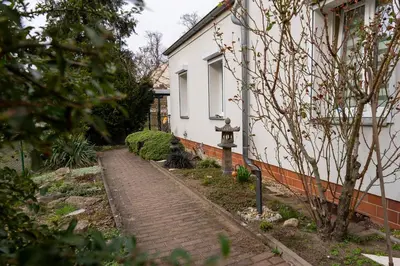 Ein Garten an der Unterkunft ROSEWOOD by Comfort Housing - 2 bedroom apartment