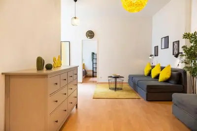Ein Sitzbereich in der Unterkunft Spacious Family Apartment at Mauerpark plus SelfCheckIn