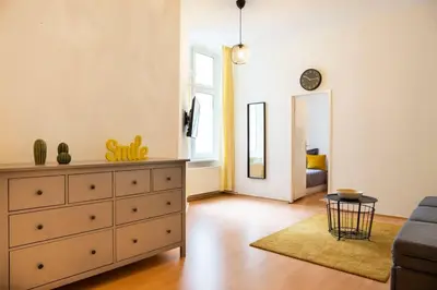 Ein Sitzbereich in der Unterkunft Spacious Family Apartment at Mauerpark plus SelfCheckIn