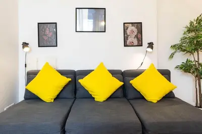 Ein Sitzbereich in der Unterkunft Spacious Family Apartment at Mauerpark plus SelfCheckIn
