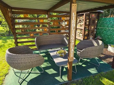 Ein Garten an der Unterkunft Ferienhaus Muellrose am Wald
