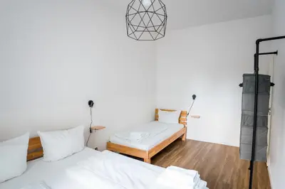 Ein Bett oder Betten in einem Zimmer der Unterkunft Three Bedroom plus big kitchen plus SelfCheckIn plus Street Parking