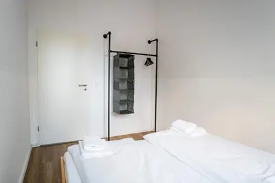 Ein Bett oder Betten in einem Zimmer der Unterkunft Three Bedroom plus big kitchen plus SelfCheckIn plus Street Parking