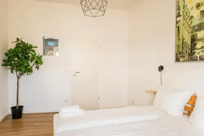 Ein Bett oder Betten in einem Zimmer der Unterkunft Three Bedroom plus big kitchen plus SelfCheckIn plus Street Parking