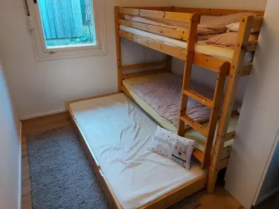 Ein Etagenbett oder Etagenbetten in einem Zimmer der Unterkunft NEU! Schöner Bungalow am Zenssee