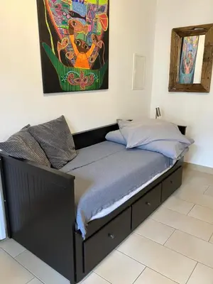 Ein Bett oder Betten in einem Zimmer der Unterkunft Studio Apartment im Palais Fleur Blanche