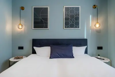 Ein Bett oder Betten in einem Zimmer der Unterkunft The Base Berlin ONE