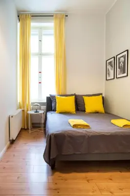 Ein Bett oder Betten in einem Zimmer der Unterkunft Kudamm plus AC plus SelfCheckIn plus Free Street Parking