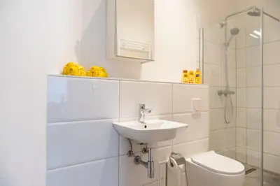 Ein Badezimmer in der Unterkunft Kudamm plus AC plus SelfCheckIn plus Free Street Parking
