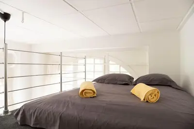 Ein Bett oder Betten in einem Zimmer der Unterkunft Stylish Loft Apartment plus SelfCheckIn plus Street Parking