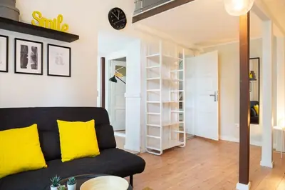Ein Sitzbereich in der Unterkunft Stylish Loft Apartment plus SelfCheckIn plus Street Parking