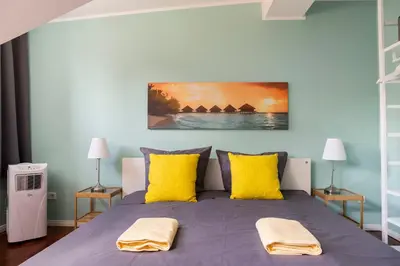 Ein Bett oder Betten in einem Zimmer der Unterkunft Rosenthaler Calling - Rooftop Apartment