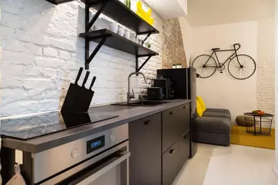 Küche/Küchenzeile in der Unterkunft Cosy Three BR Two BTH plus AC plus Self CheckIn plus Street Parking
