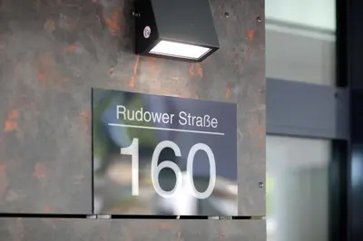 Ein Zertifikat, Auszeichnung, Logo oder anderes Dokument, das in der Unterkunft M-Pire Hotel Berlin ausgestellt ist