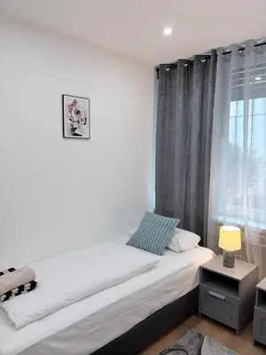 Ein Bett oder Betten in einem Zimmer der Unterkunft BIG 7RMS City Central Loft, 1ALocation