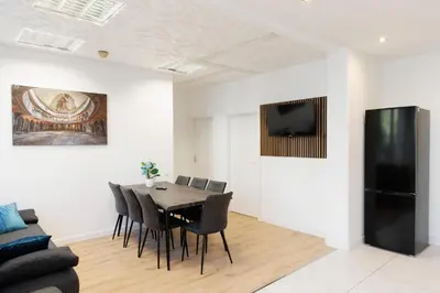 TV/Unterhaltungsangebot in der Unterkunft BIG 7RMS City Central Loft, 1ALocation