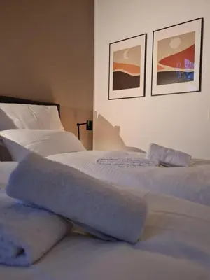 Ein Bett oder Betten in einem Zimmer der Unterkunft Penthouse in Villa am Wasser + Parken + WLAN + Netflix +Kamin