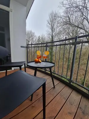 Ein Balkon oder eine Terrasse in der Unterkunft Penthouse in Villa am Wasser + Parken + WLAN + Netflix +Kamin