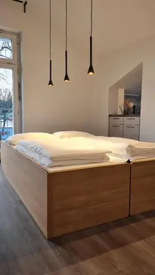 Ein Bett oder Betten in einem Zimmer der Unterkunft Penthouse in Villa am Wasser + Parken + WLAN + Netflix +Kamin