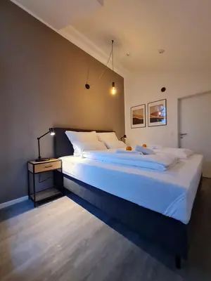 Ein Bett oder Betten in einem Zimmer der Unterkunft Penthouse in Villa am Wasser + Parken + WLAN + Netflix +Kamin