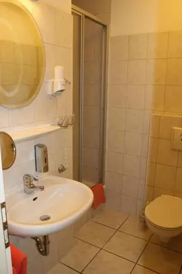 Ein Badezimmer in der Unterkunft Stadthotel Brandenburger Hof