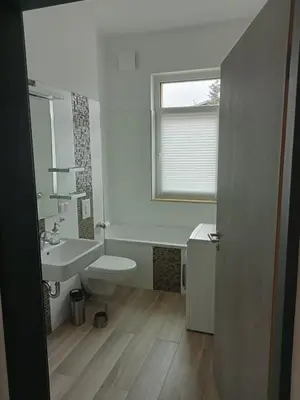 Ein Badezimmer in der Unterkunft Stadtgrün 2, Ruhiges Apartment mit Terrasse und kostenlosem Parkplatz, ideal für Berlin-Besucher