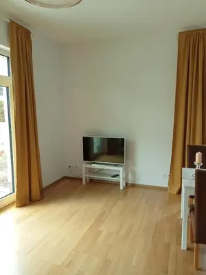 TV/Unterhaltungsangebot in der Unterkunft Stadtgrün 2, Ruhiges Apartment mit Terrasse und kostenlosem Parkplatz, ideal für Berlin-Besucher