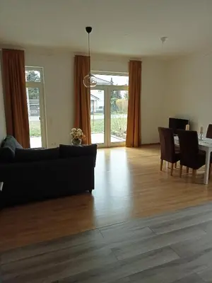Ein Sitzbereich in der Unterkunft Stadtgrün 2, Ruhiges Apartment mit Terrasse und kostenlosem Parkplatz, ideal für Berlin-Besucher