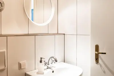 Ein Badezimmer in der Unterkunft Family-friendly apartment in the center of Berlin