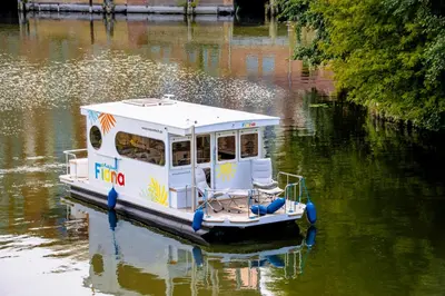 Blick auf einen Fluss in der Nähe des Bootes