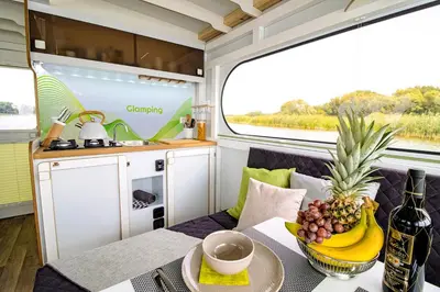 Küche/Küchenzeile in der Unterkunft Hausboot FIONA im Yachthafen Berlin-Schmöckwitz auf der Spree und dem Müggelsee von Anfang April bis Ende Oktober