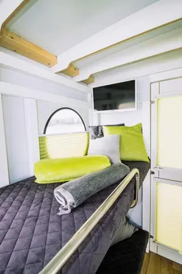 Ein Bett oder Betten in einem Zimmer der Unterkunft Hausboot FIONA im Yachthafen Berlin-Schmöckwitz auf der Spree und dem Müggelsee von Anfang April bis Ende Oktober