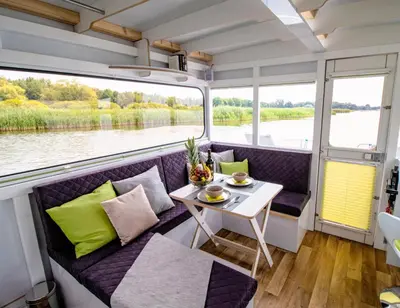 Ein Sitzbereich in der Unterkunft Hausboot FIONA im Yachthafen Berlin-Schmöckwitz auf der Spree und dem Müggelsee von Anfang April bis Ende Oktober