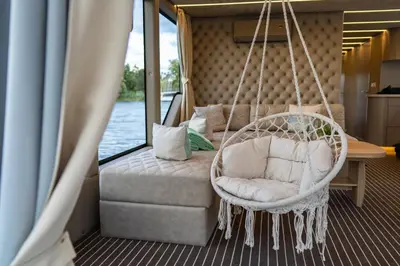 Ein Sitzbereich in der Unterkunft Dein schwimmendes Luxboot in Templin