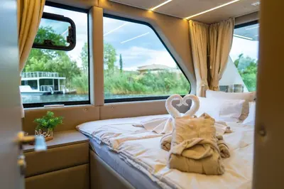 Ein Bett oder Betten in einem Zimmer der Unterkunft Dein schwimmendes Luxboot in Templin