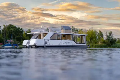 Blick auf einen Fluss in der Nähe des Bootes