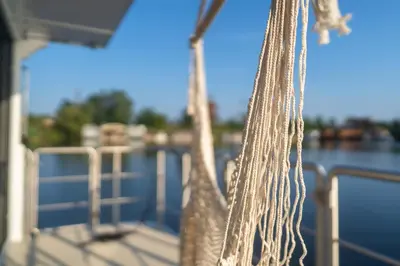 Blick auf einen Fluss in der Nähe des Bootes