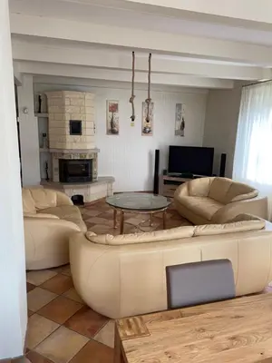 Ein Sitzbereich in der Unterkunft Haus Springpfuhl mit Wintergarten