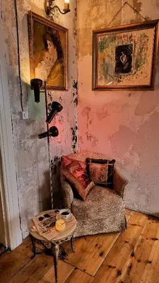 Ein Sitzbereich in der Unterkunft Schöneberg Holiday Flat & Art Gallery